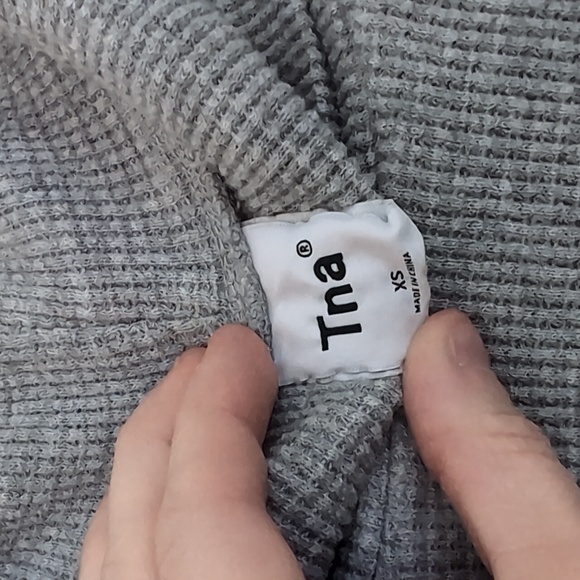 Aritzia Cropped Gray Waffle Top - Picture 4 of 6